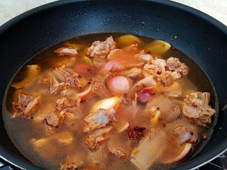 11、红烧羊排烩剪刀面,倒入莫过食材的清水，要用凉水。