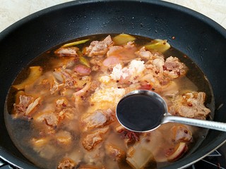 12、红烧羊排烩剪刀面,加入1小勺生抽。