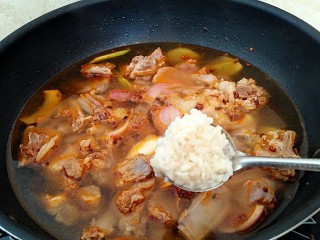 13、红烧羊排烩剪刀面,1.5小勺的米酒。