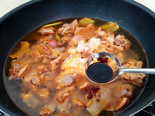 14、红烧羊排烩剪刀面,半小勺的老抽。