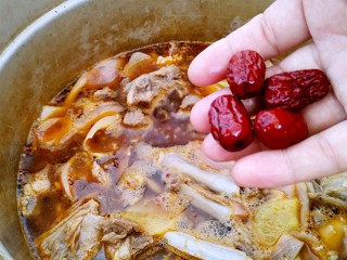 15、红烧羊排烩剪刀面,大枣4粒，转入高压锅压35分钟。