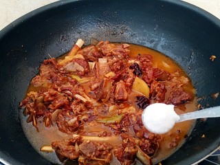 16、红烧羊排烩剪刀面,压气结束后，转入炒锅，开小伙调入盐烧10分钟左右入味。