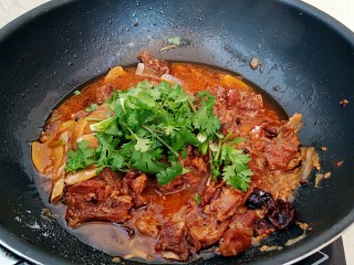 17、红烧羊排烩剪刀面,最后撒上香菜断火。