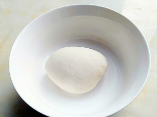 18、红烧羊排烩剪刀面,羊排压气的时候分三次把面团揉光滑。