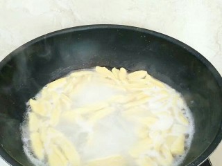 19、红烧羊排烩剪刀面,锅中注水放入2克盐烧至冒泡，开始用剪刀，煎出剪刀面，水开后煮3分钟左右。