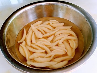 20、红烧羊排烩剪刀面,剪刀面出锅放入凉开水中过凉，不知道为什么剪刀面反光有点黄色。