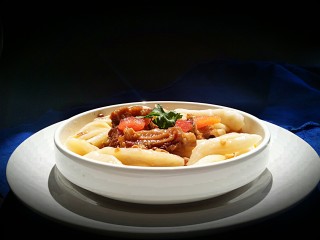 21、红烧羊排烩剪刀面,剪刀面和羊排还有汤汁一起混合放入大碗中，就可以美美的享用啦！