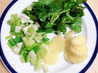 3、海带骨头汤,配菜切好待用。