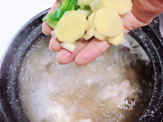 9、海带骨头汤,放入葱姜。