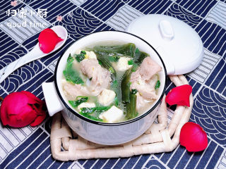 16、海带骨头汤,鲜美到汤都不剩下，全部吃干净哟！快来试试看吧。