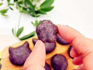 4、宝宝辅食：黑米馒头-12M+ ,完成，圆嘟嘟滴是不是很可爱呀，因为加了黑米，口感上会比普通的馒头更绵密一点，但黑米的香味会很浓郁，超级好吃哈。