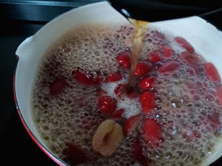 11、糖水鸡蛋汤,看那个红枣水颜色变深。