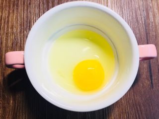 1、创新营养宝宝辅食雪耳水蒸蛋,准备一个陶瓷双耳碗,打入一个土鸡蛋