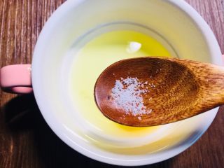 2、创新营养宝宝辅食雪耳水蒸蛋,适用一岁以上宝宝,只需要加一点点盐,小半克