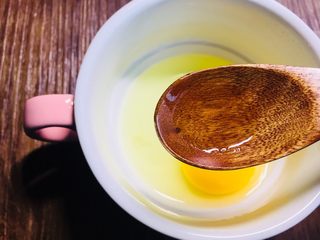 3、创新营养宝宝辅食雪耳水蒸蛋,加入半小勺的香油,可以更好的让蛋液融合顺滑