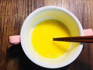 4、创新营养宝宝辅食雪耳水蒸蛋,筷子顺时针搅拌,一定要搅拌到全部融合