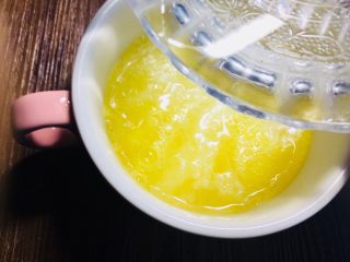 5、创新营养宝宝辅食雪耳水蒸蛋,提前把雪耳用温水泡发,留下来的雪耳水倒进蛋液里面