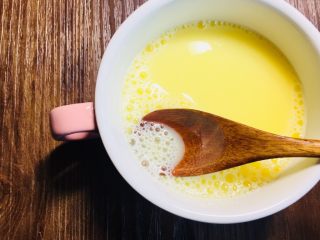 6、创新营养宝宝辅食雪耳水蒸蛋,再次用筷子搅打,表面的泡沫要去掉,表皮才光滑