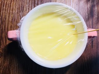 7、创新营养宝宝辅食雪耳水蒸蛋,盖上保鲜膜,用牙签在保鲜膜上戳几个洞