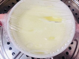 8、创新营养宝宝辅食雪耳水蒸蛋,锅里面烧开水,把蛋液放上去蒸15分钟,大火进行