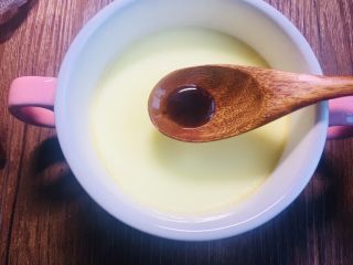 9、创新营养宝宝辅食雪耳水蒸蛋,蒸好的蒸蛋表面放入一点点味极鲜,让宝宝吃起来没有这么单调!