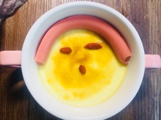 10、创新营养宝宝辅食雪耳水蒸蛋,这里做个简单的造型,半个火腿肠和几个枸杞做个表情包。