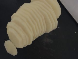 1、黄骨鱼土豆汤,土豆切大约2毫米厚片