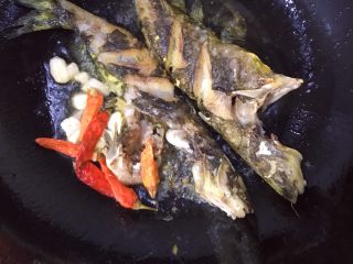 8、黄骨鱼土豆汤,鱼两面都微焦后把鱼拨至一边，放入大蒜，生姜和干辣椒，炒出香味