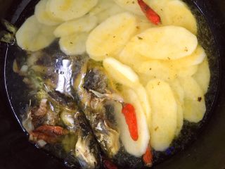 9、黄骨鱼土豆汤,锅里加适量水并放入土豆片