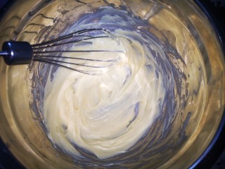 3、黄油鸡蛋儿童辅食小饼干,室温软化好的黄油充分搅拌至黄油发白