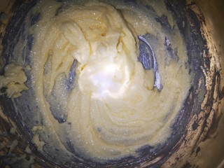 5、黄油鸡蛋儿童辅食小饼干,加入食盐搅拌均匀