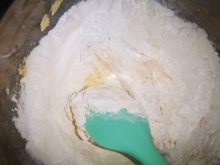 10、黄油鸡蛋儿童辅食小饼干,用刮刀搅拌均匀