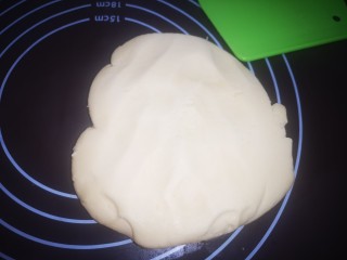 11、黄油鸡蛋儿童辅食小饼干,取出面团放在面板上