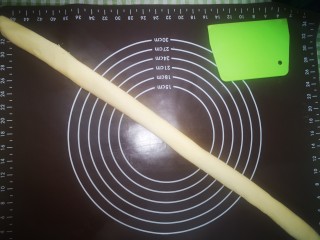 12、黄油鸡蛋儿童辅食小饼干,面团和成如图长条状