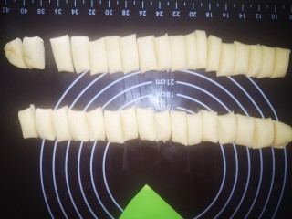 13、黄油鸡蛋儿童辅食小饼干,均匀分成32份