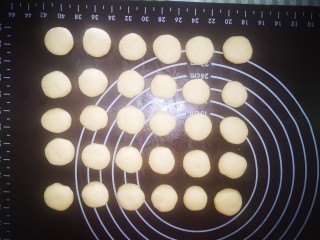 14、黄油鸡蛋儿童辅食小饼干,揉成圆球球