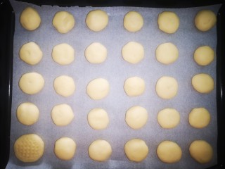 15、黄油鸡蛋儿童辅食小饼干,放入烤盘下面垫防油纸