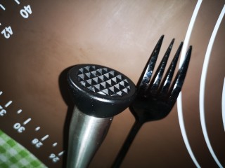 16、黄油鸡蛋儿童辅食小饼干,准备好给饼干造型的工具