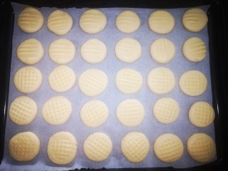 17、黄油鸡蛋儿童辅食小饼干,给饼干造型之前，把烤箱调到上下150度预热五分钟，造型时饼干厚度掌握在3CM左右的厚度