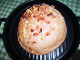 22、黄油鸡蛋儿童辅食小饼干,这是我用剩下的两个鸡蛋清加上玉米淀粉做的巧克力燕麦舒芙蕾，想要教程的留言哦！