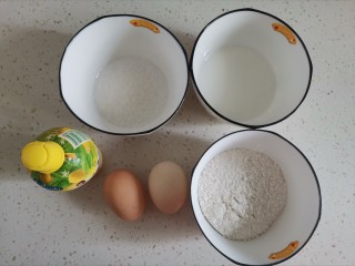 1、舒芙蕾蛋糕,准备食材备用