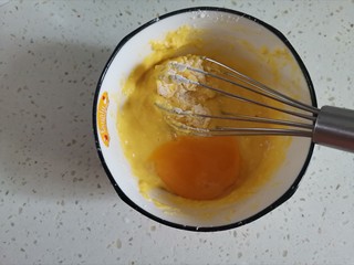 5、舒芙蕾蛋糕,刚开始准备2个鸡蛋（可能鸡蛋太小了），翻拌好啦觉得太干了，所以又加了一个鸡蛋