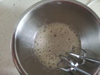 7、舒芙蕾蛋糕,蛋清里滴2滴柠檬汁，高速打发至鱼眼粗泡