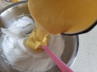 12、舒芙蕾蛋糕,翻拌好后再倒回蛋白霜里同样的手法翻拌均匀