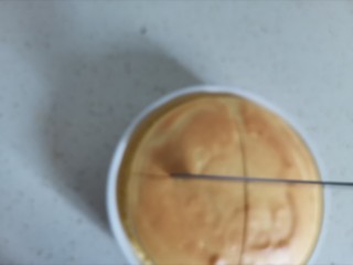 16、舒芙蕾蛋糕,送入预热好的烤箱，上下火180度烤20分钟，烤10分钟时取出来用刀划“十”字，我画歪了