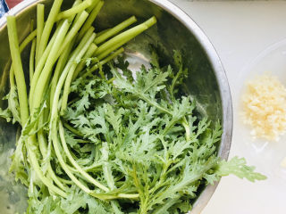 1、蒜泥茼蒿,就两样食材，都在这里了；