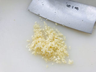 3、蒜泥茼蒿,大蒜切末；