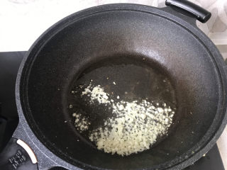 4、蒜泥茼蒿,起锅烧油，小火炒蒜末，炒出蒜香味；（留一点蒜末出锅前用）