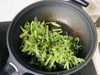 5、蒜泥茼蒿,放入茼蒿快速翻炒；