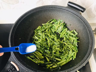 7、蒜泥茼蒿,加适量的白糖提鲜；